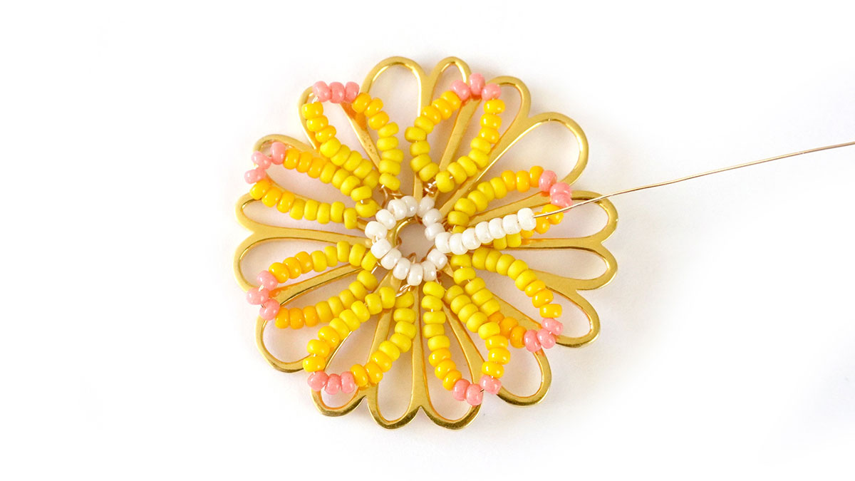 Boucles d'oreilles fleurs en perles de Rocailles : Etape 6 Boucles d'oreilles fleurs en perles de Rocailles : Etape 6