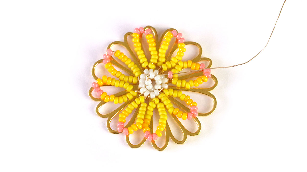 Boucles d'oreilles fleurs en perles de Rocailles : Etape 7 Boucles d'oreilles fleurs en perles de Rocailles : Etape 7