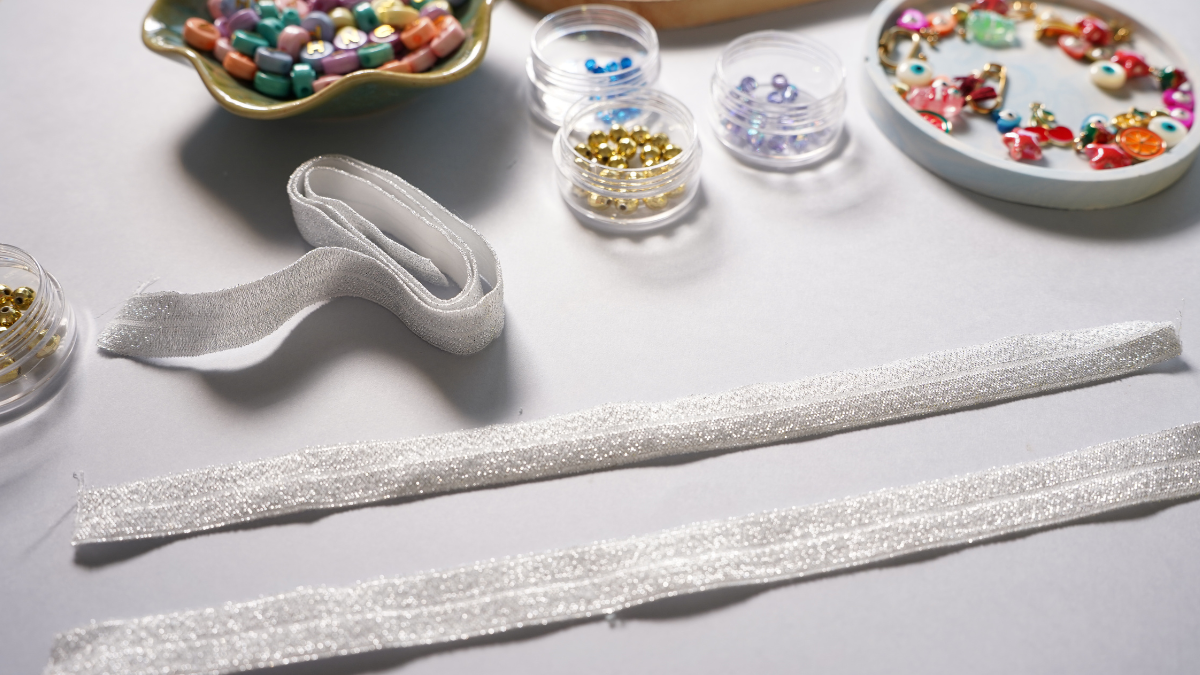 Bracelet ruban élastique avec perles et breloques bohème : Etape 1