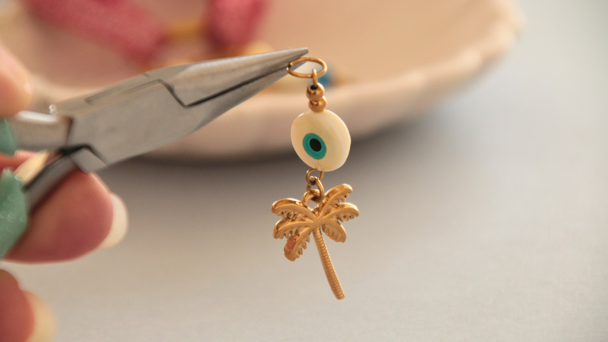 Bracelet ruban élastique avec perles et breloques bohème : Etape 4