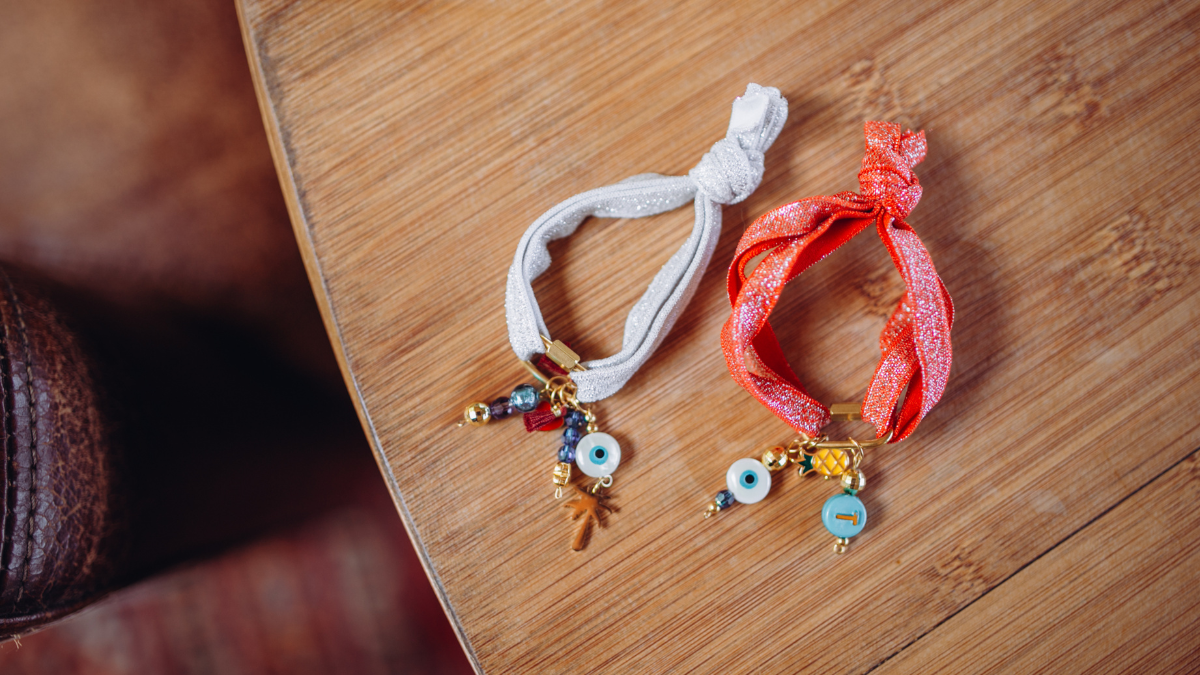 Bracelet ruban élastique avec perles et breloques bohème : Etape 8