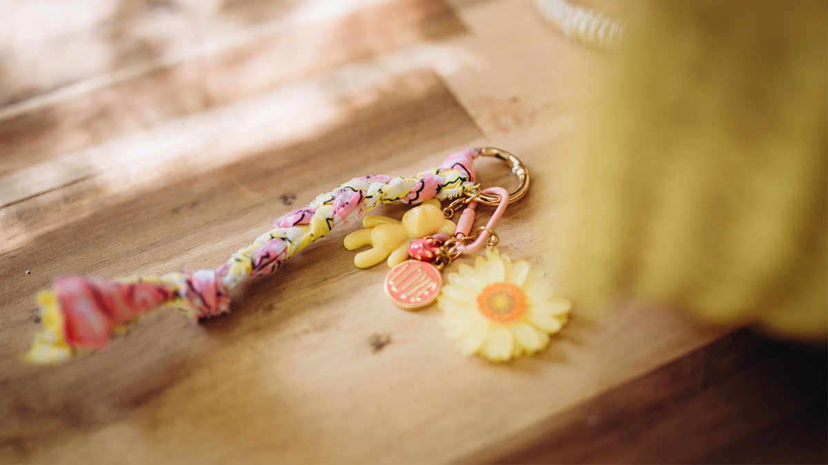 Schéma Grigri de sac coloré avec bandana et breloques Schéma Grigri de sac coloré avec bandana et breloques