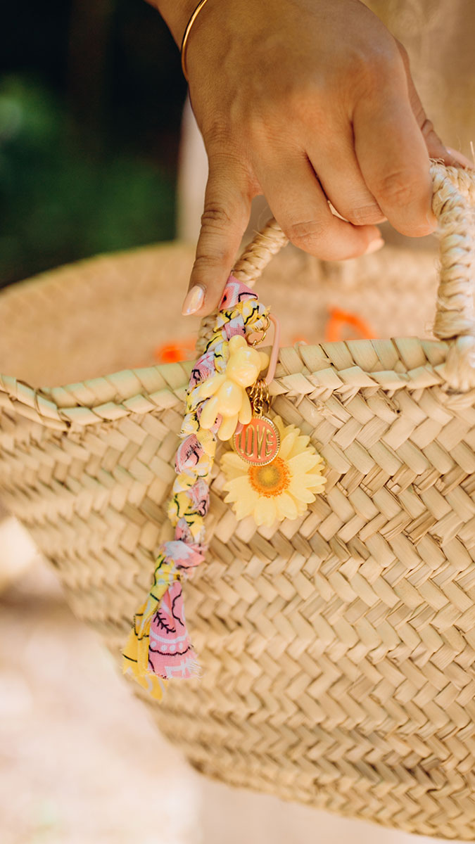 Grigri de sac coloré avec bandana et breloques