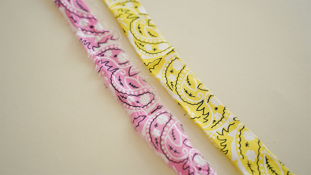 Grigri de sac coloré avec bandana et breloques : Etape 1 Grigri de sac coloré avec bandana et breloques : Etape 1