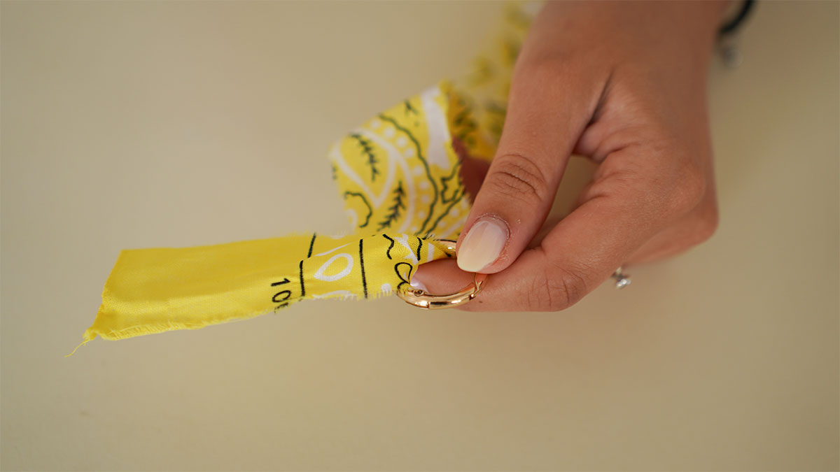 Grigri de sac coloré avec bandana et breloques : Etape 2 Grigri de sac coloré avec bandana et breloques : Etape 2