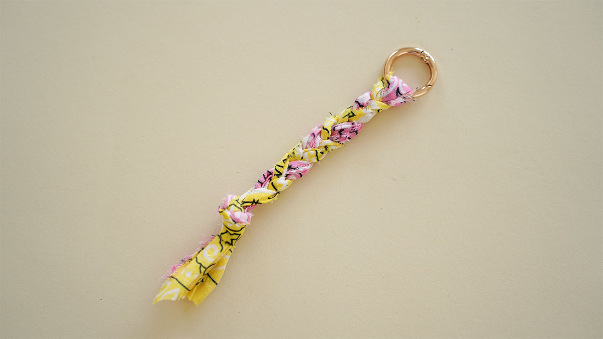 Grigri de sac coloré avec bandana et breloques : Etape 3 Grigri de sac coloré avec bandana et breloques : Etape 3