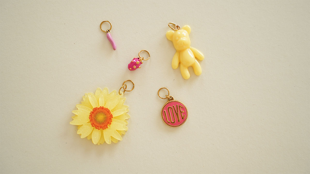 Grigri de sac coloré avec bandana et breloques : Etape 4 Grigri de sac coloré avec bandana et breloques : Etape 4