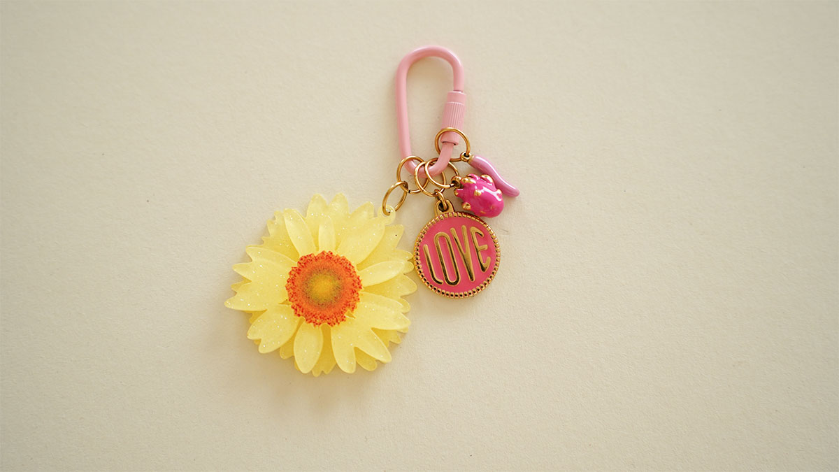 Grigri de sac coloré avec bandana et breloques : Etape 5 Grigri de sac coloré avec bandana et breloques : Etape 5