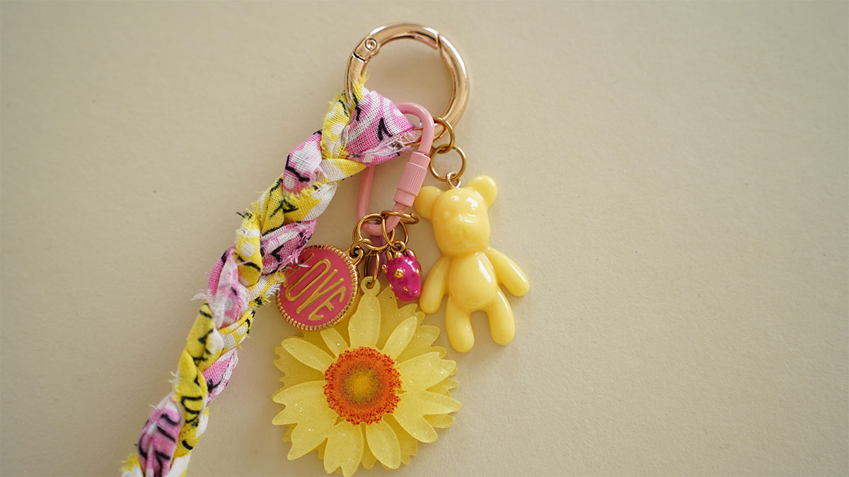 Grigri de sac coloré avec bandana et breloques : Etape 6 Grigri de sac coloré avec bandana et breloques : Etape 6