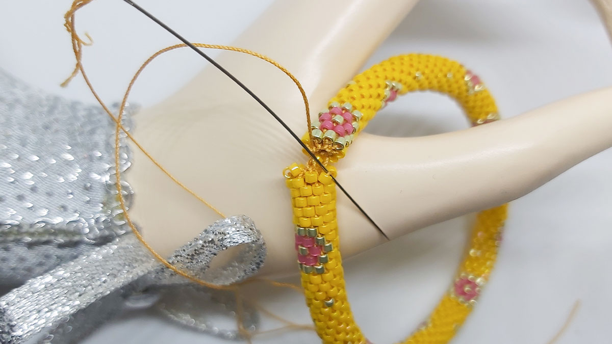 Bracelet bangle fleurs en spirale au crochet : Etape 4