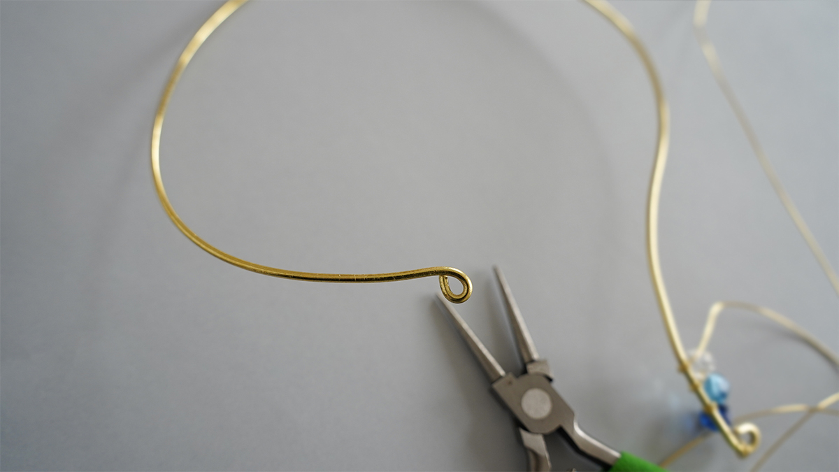 Collier fil laiton avec perles bleues et gouttes PureCrystal : Etape 1