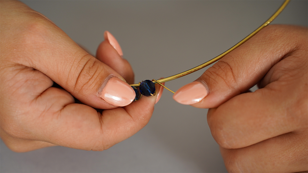 Collier fil laiton avec perles bleues et gouttes PureCrystal : Etape 5