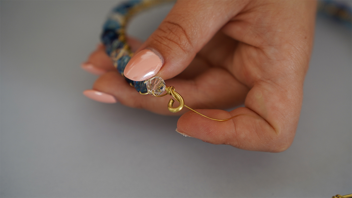 Collier fil laiton avec perles bleues et gouttes PureCrystal : Etape 6