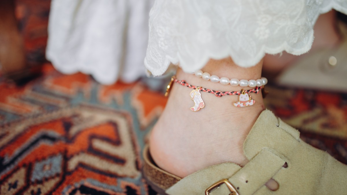 Chevillère cordon avec breloques cow-girl et bracelet perles d'eau douce Chevillère cordon avec breloques cow-girl et bracelet perles d'eau douce