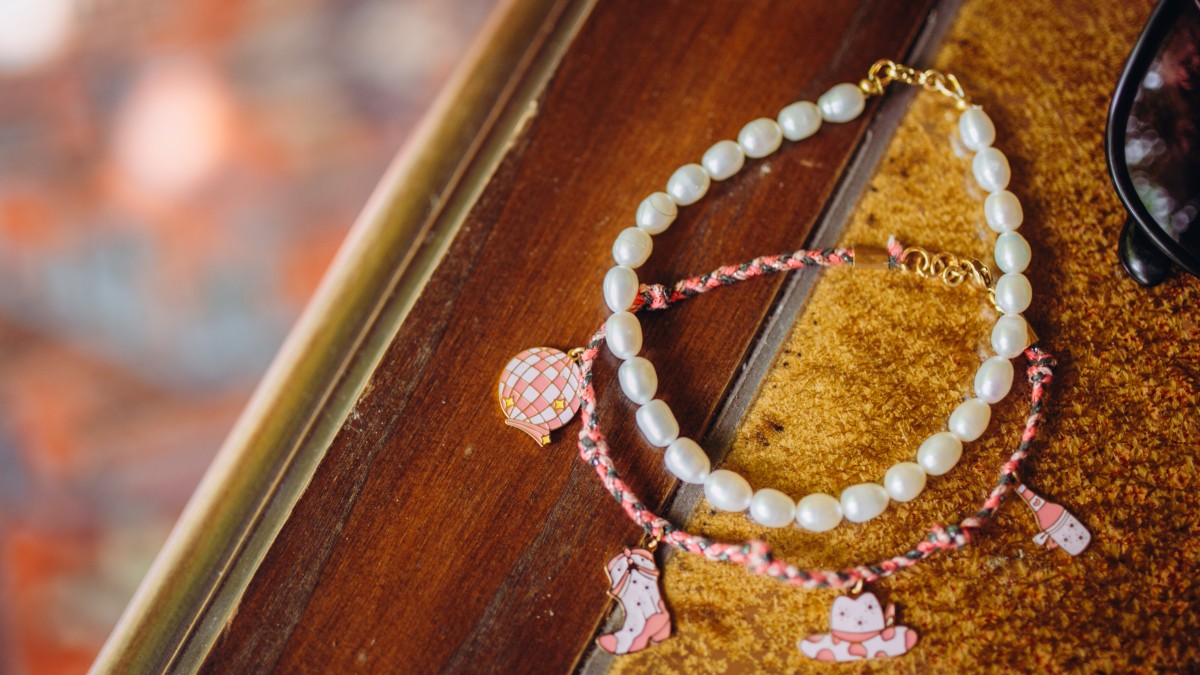 Schéma Chevillère cordon avec breloques cow-girl et bracelet perles d'eau douce