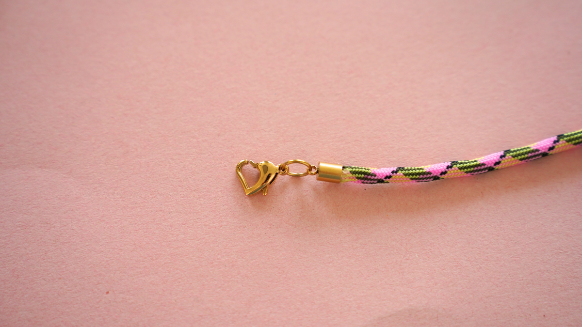 Bracelet cordon paracorde et breloques en acier inoxydable : Etape 2