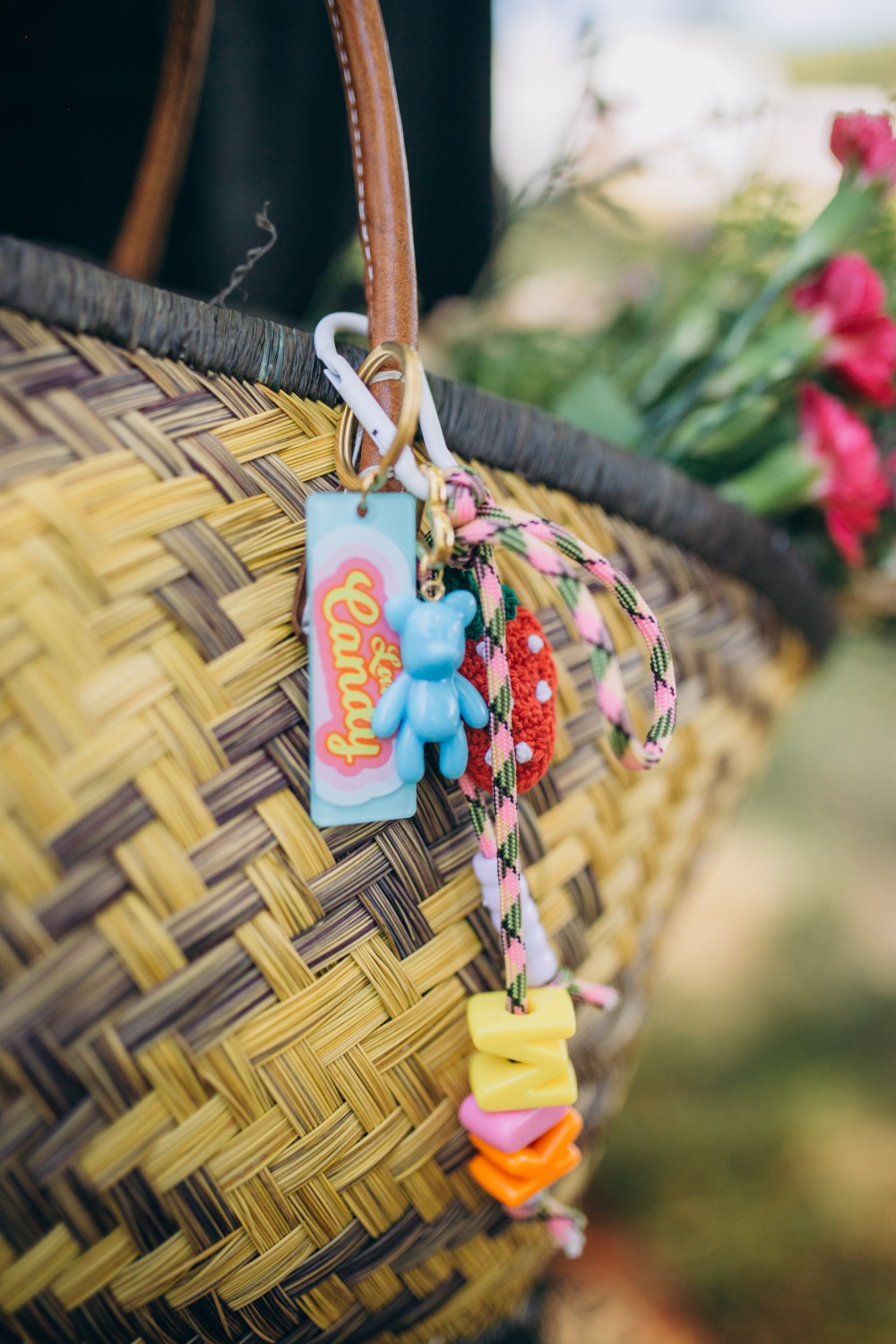 Grigri de sac coloré avec perles lettres
