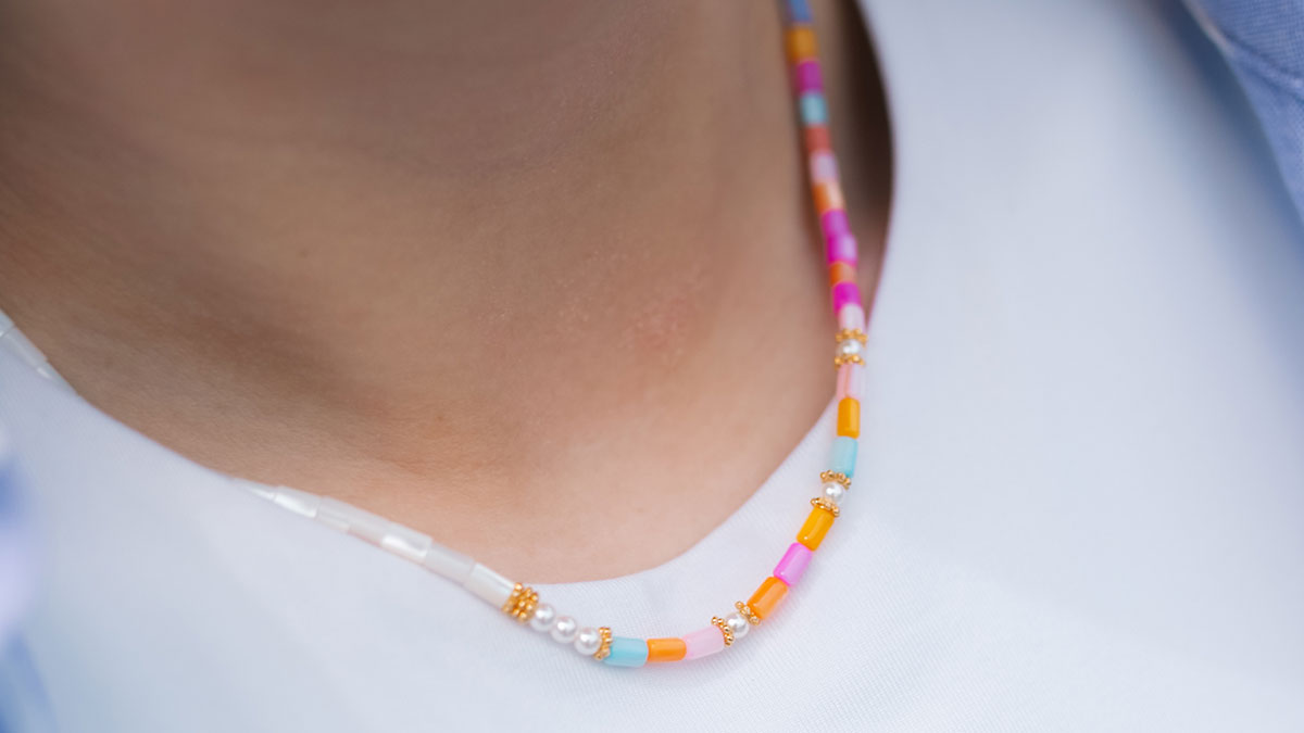 Schéma Collier avec des perles en nacre couleur pastel