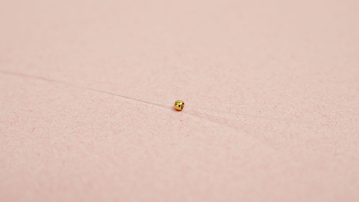 Collier avec des perles en nacre couleur pastel : Etape 1