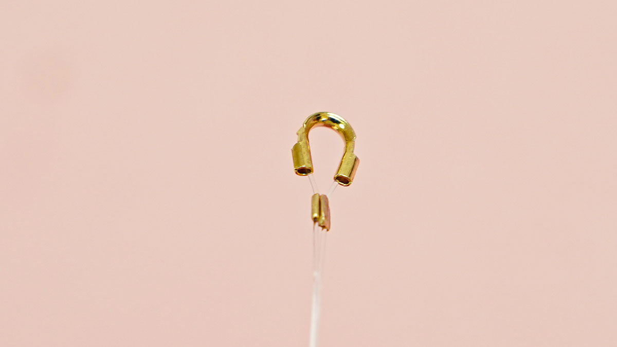 Collier avec des perles en nacre couleur pastel : Etape 3