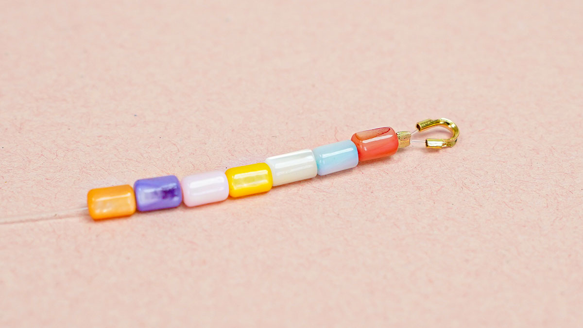 Collier avec des perles en nacre couleur pastel : Etape 4