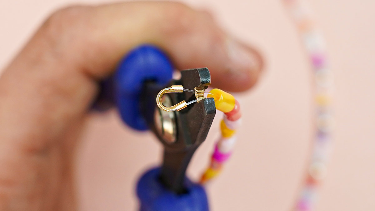 Collier avec des perles en nacre couleur pastel : Etape 10