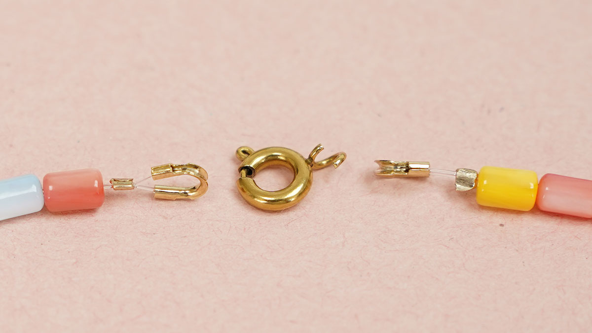 Collier avec des perles en nacre couleur pastel : Etape 12