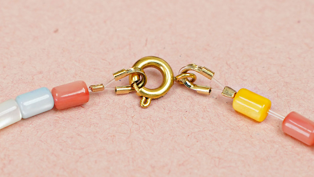 Collier avec des perles en nacre couleur pastel : Etape 13