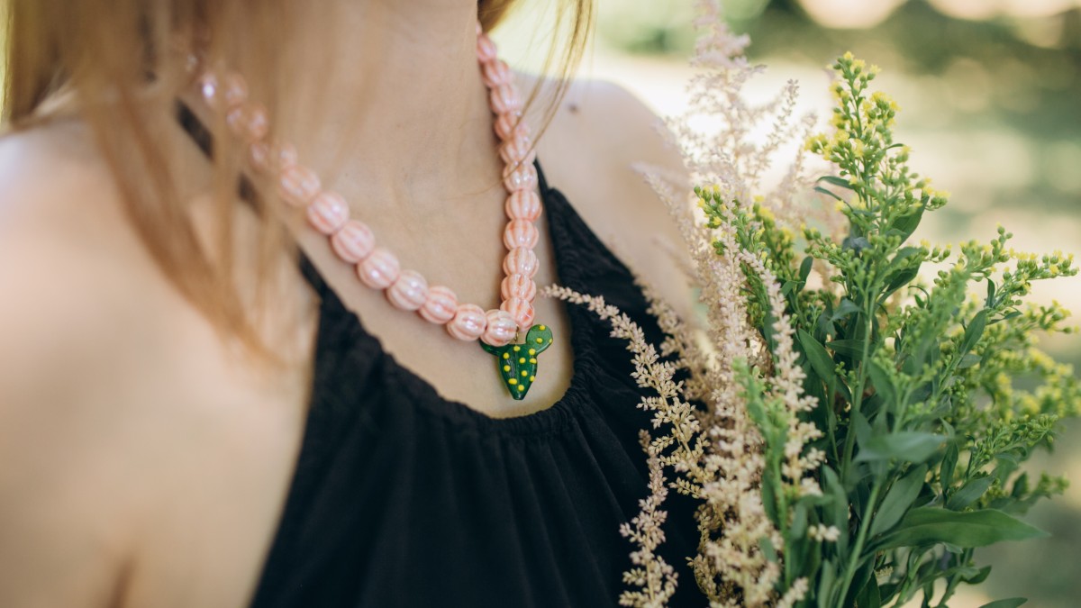 Schéma Collier en perles céramiques avec pendentif en verre Schéma Collier en perles céramiques avec pendentif en verre