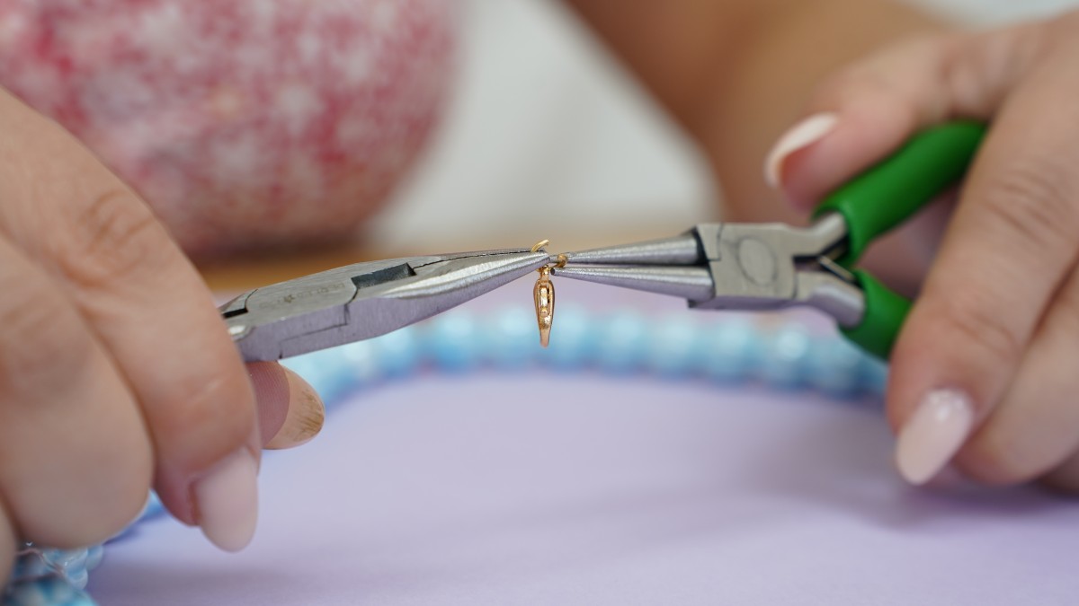 Collier en perles céramiques avec pendentif en verre : Etape 7 Collier en perles céramiques avec pendentif en verre : Etape 7