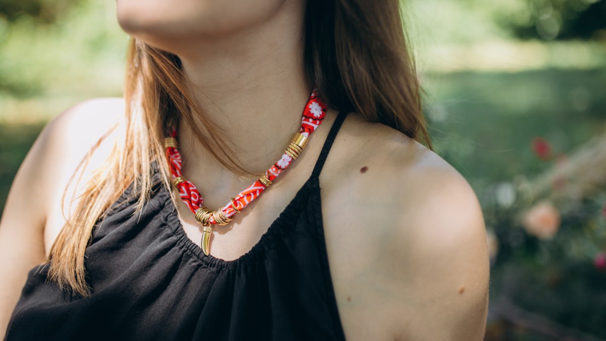 Schéma Collier bandana orange et perles travaillées