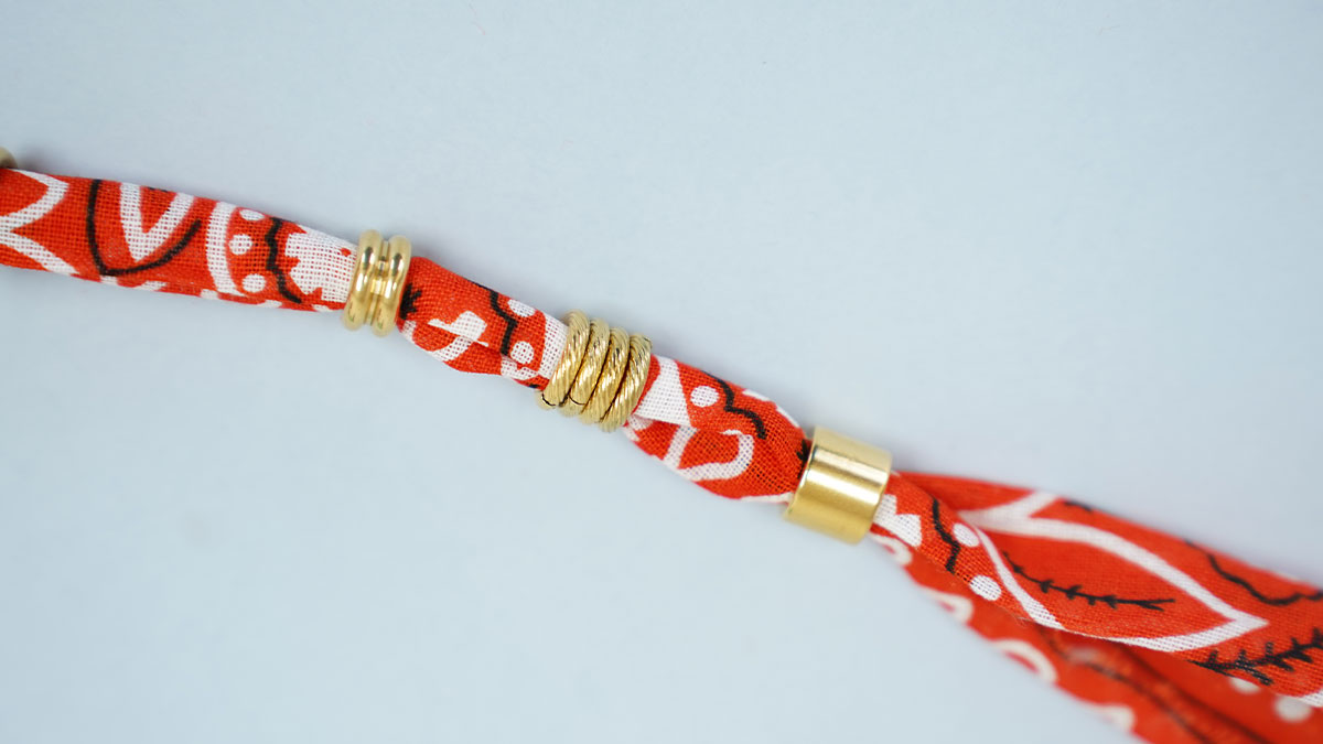 Collier bandana orange et perles travaillées : Etape 4