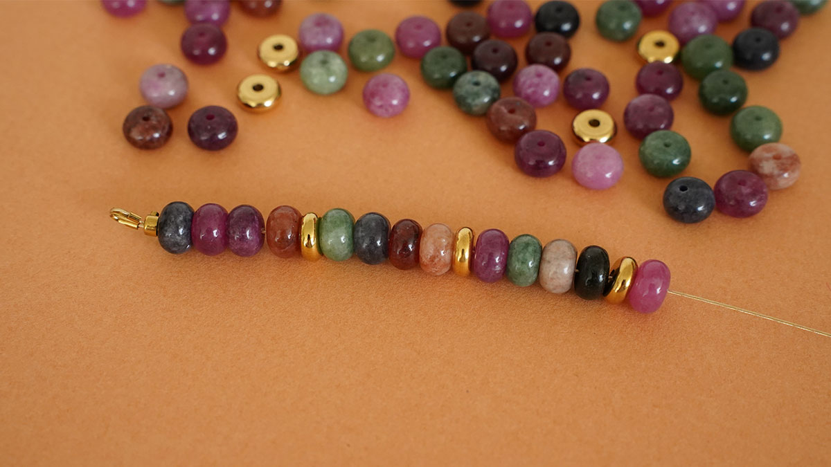 Bracelet en pierres naturelles et perle fleur : Etape 3 Bracelet en pierres naturelles et perle fleur : Etape 3