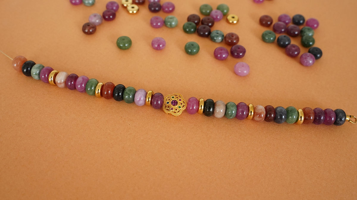 Bracelet en pierres naturelles et perle fleur : Etape 4 Bracelet en pierres naturelles et perle fleur : Etape 4