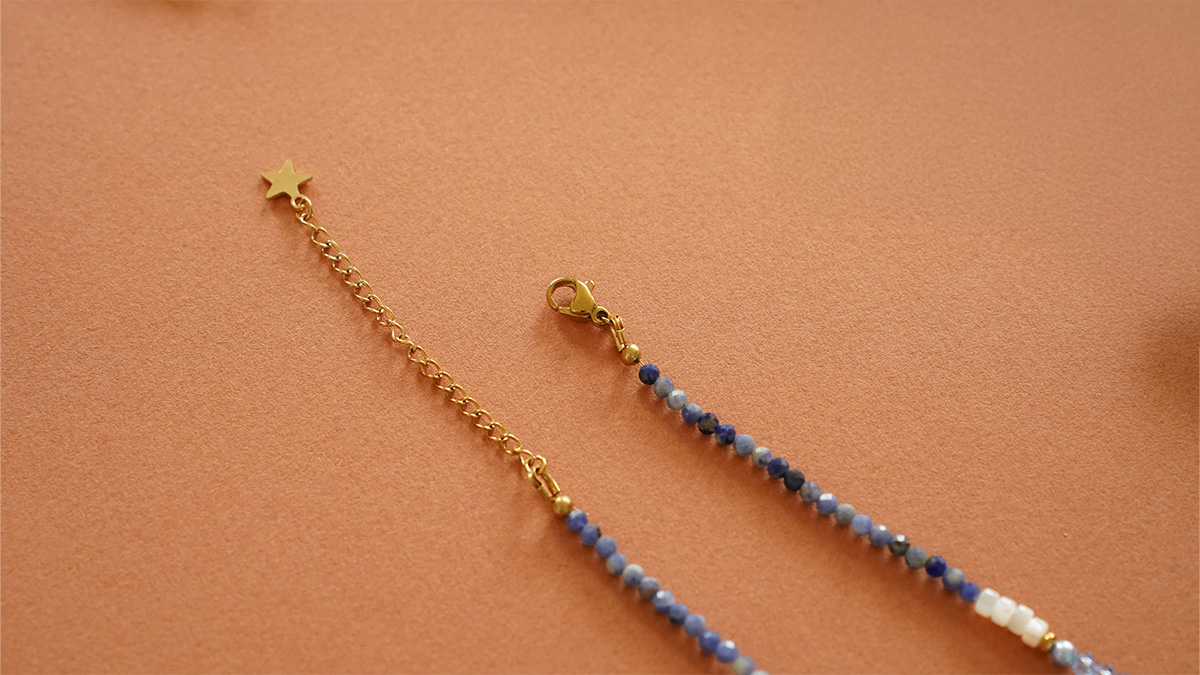 Collier en perles Lapis Lazuli, toupies PureCrystal et perles en nacre : Etape 8 Collier en perles Lapis Lazuli, toupies PureCrystal et perles en nacre : Etape 8