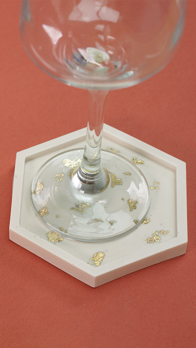Tutoriel dessous de verre en Jesmonite avec inclusion de feuilles d'or