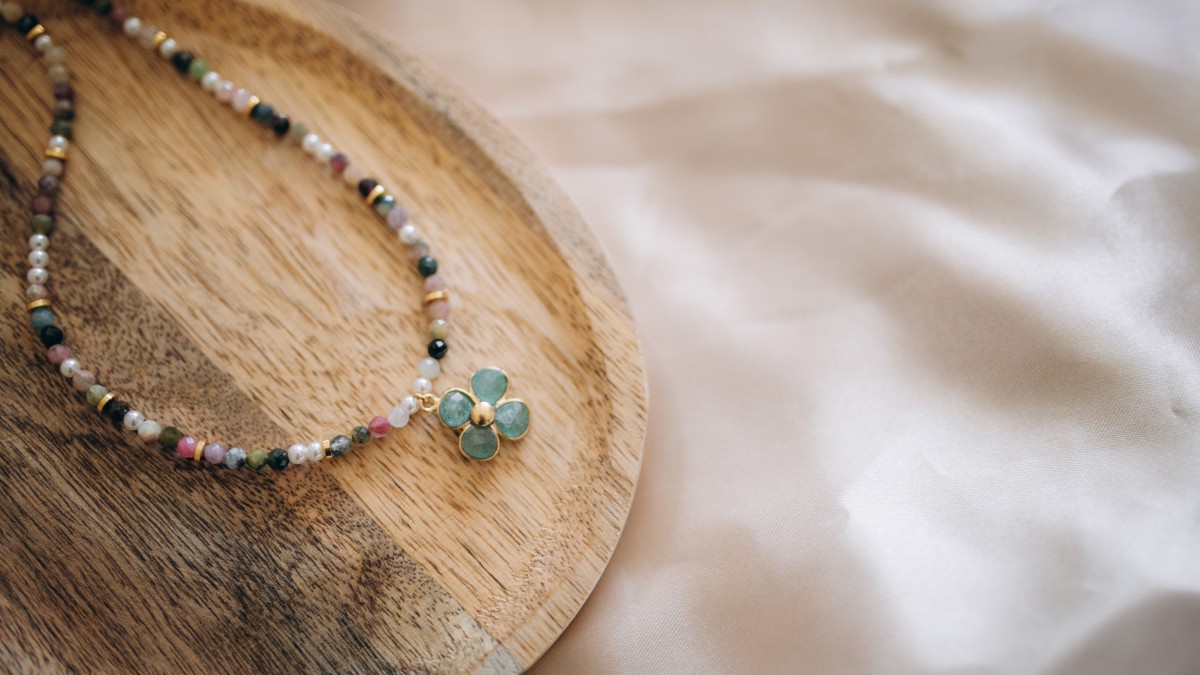 Schéma Collier en perles tourmaline avec trèfle aventurine Schéma Collier en perles tourmaline avec trèfle aventurine