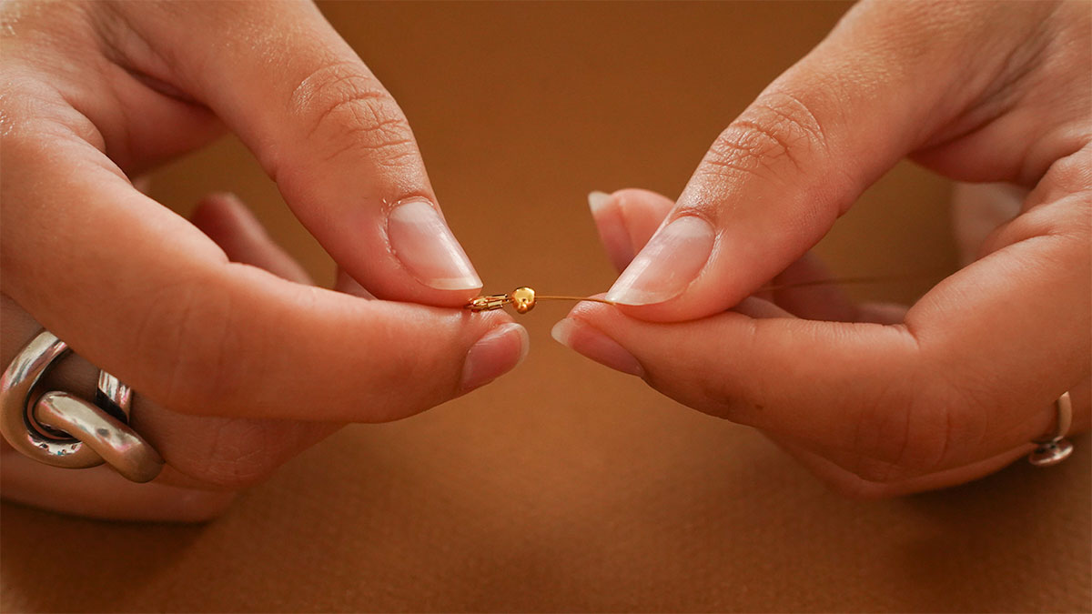 Collier en perles tourmaline avec trèfle aventurine : Etape 1 Collier en perles tourmaline avec trèfle aventurine : Etape 1