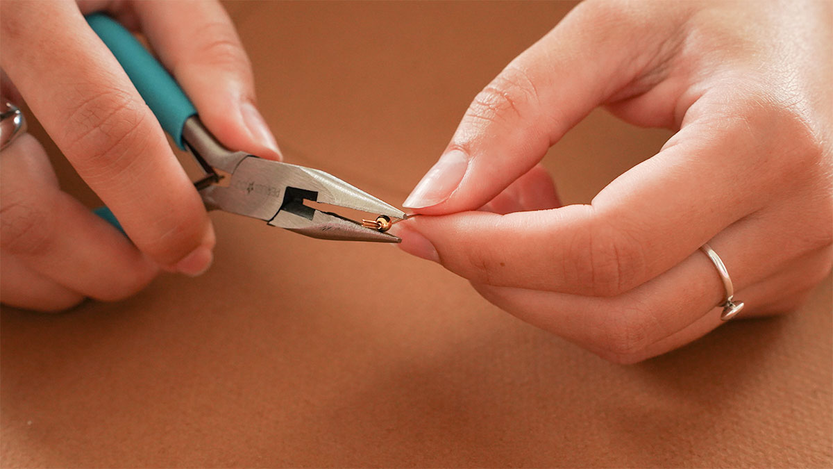 Collier en perles tourmaline avec trèfle aventurine : Etape 2 Collier en perles tourmaline avec trèfle aventurine : Etape 2