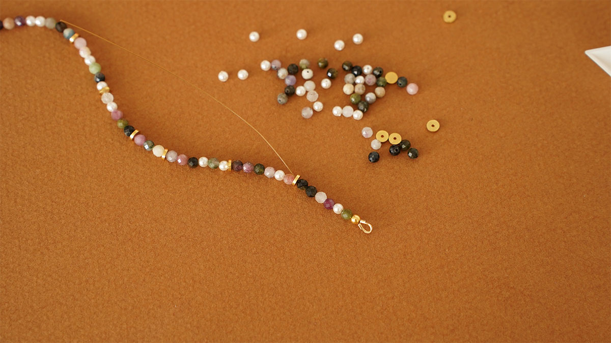 Collier en perles tourmaline avec trèfle aventurine : Etape 4 Collier en perles tourmaline avec trèfle aventurine : Etape 4