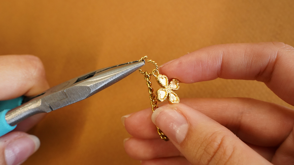 Boucles d'oreilles pendantes asymétriques porte-bonheur : Etape 4 Boucles d'oreilles pendantes asymétriques porte-bonheur : Etape 4