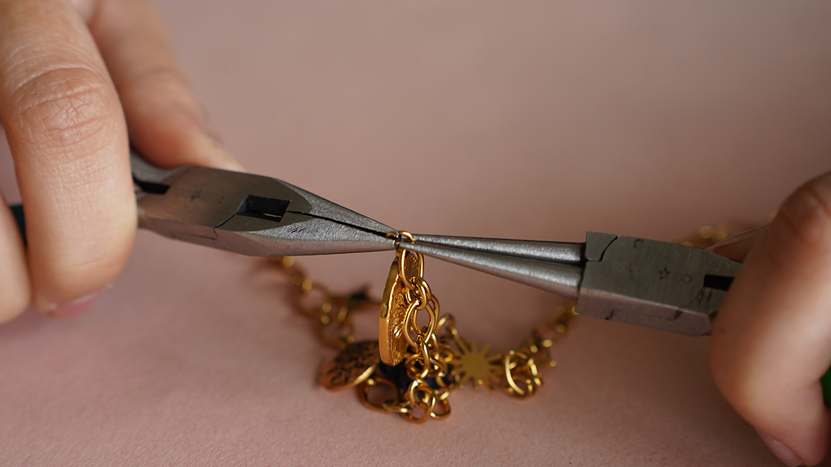 Mes bijoux DIY - Kit bijoux Collier charms Astres en Acier Inoxydable Doré : Etape 2