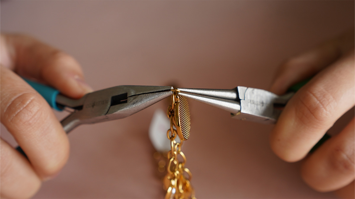 Mes bijoux DIY - Kit bijoux Collier charms Coeurs en Acier Inoxydable Doré : Etape 2