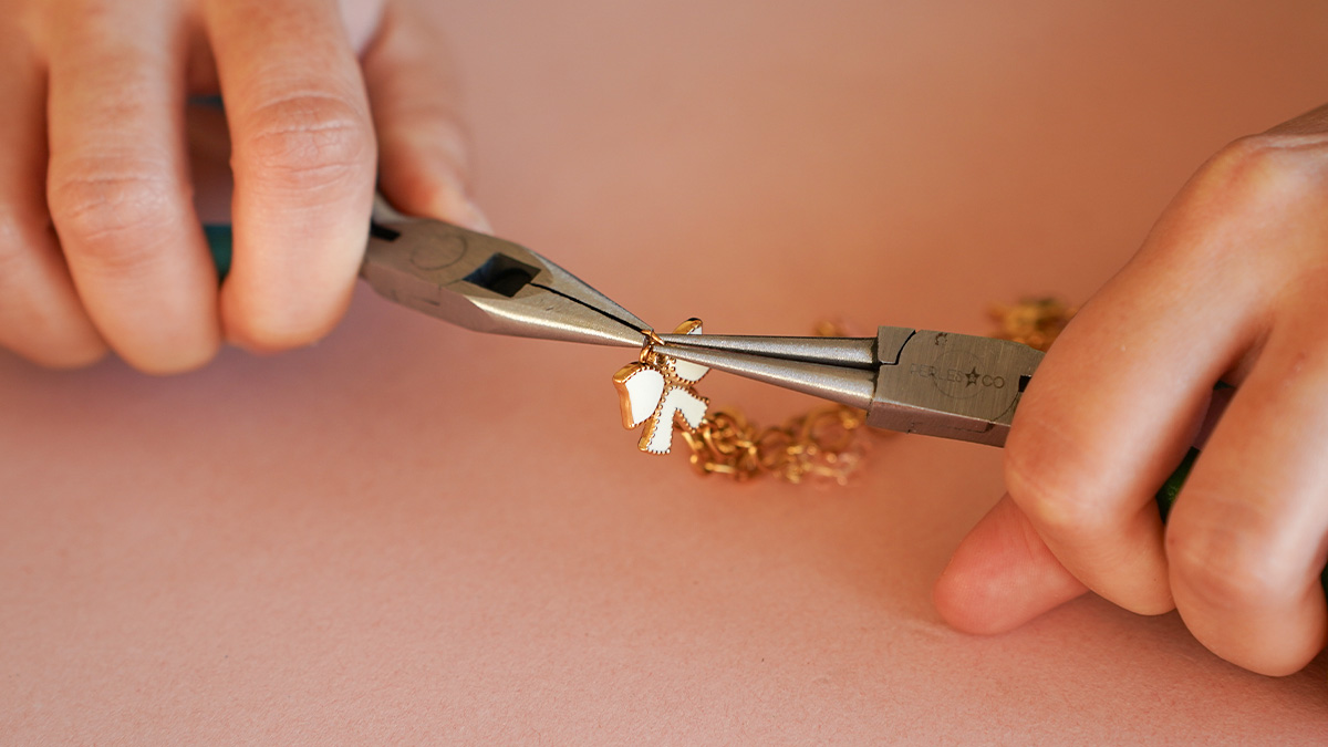 Mes bijoux DIY - Kit bijoux Collier charms Girly en Acier Inoxydable Doré : Etape 2 Mes bijoux DIY - Kit bijoux Collier charms Girly en Acier Inoxydable Doré : Etape 2