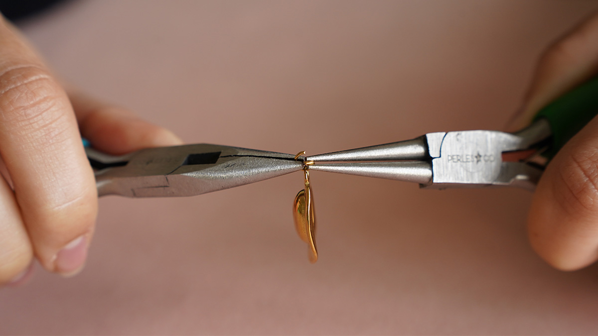 Mes bijoux DIY - Kit bijoux Collier charms Western en Acier Inoxydable Doré : Etape 2