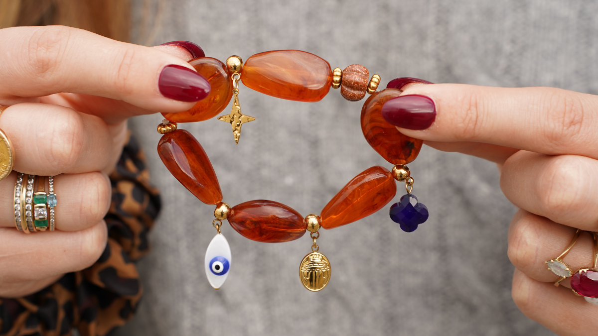 Schéma Bracelet perles en résine et breloques en acier inoxydable Schéma Bracelet perles en résine et breloques en acier inoxydable