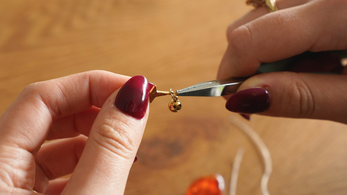 Bracelet perles en résine et breloques en acier inoxydable : Etape 1 Bracelet perles en résine et breloques en acier inoxydable : Etape 1