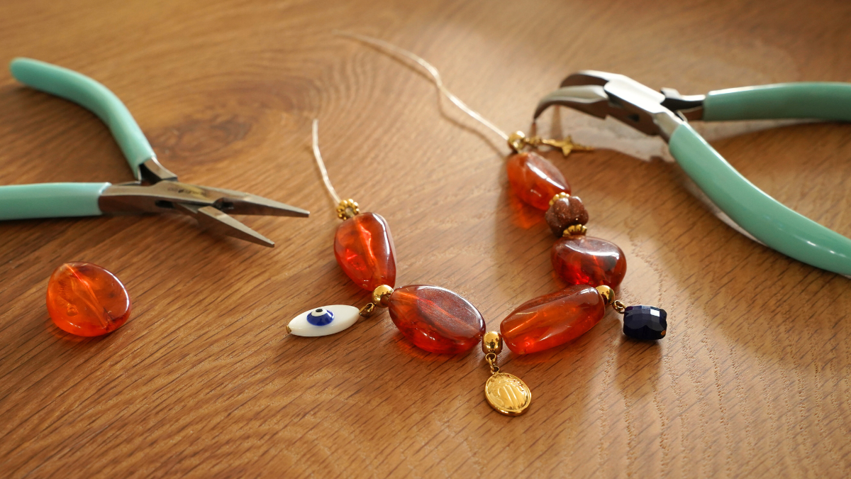 Bracelet perles en résine et breloques en acier inoxydable : Etape 2 Bracelet perles en résine et breloques en acier inoxydable : Etape 2