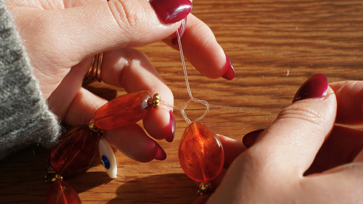 Bracelet perles en résine et breloques en acier inoxydable : Etape 3 Bracelet perles en résine et breloques en acier inoxydable : Etape 3