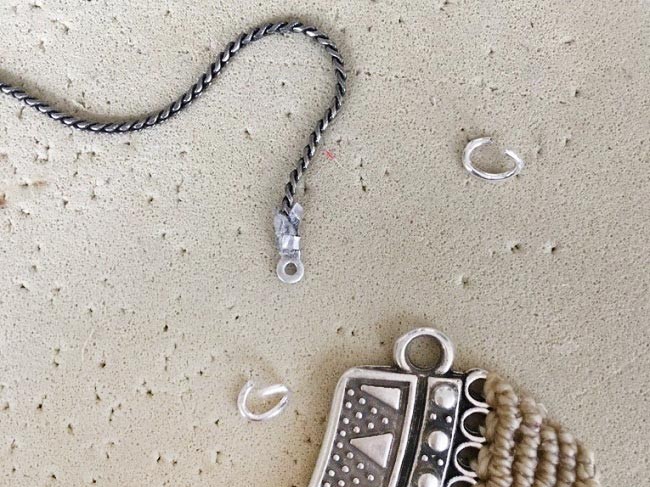 Collier micro macramé avec intercalaire torque et cabochon poire PureCrystal : Etape 13